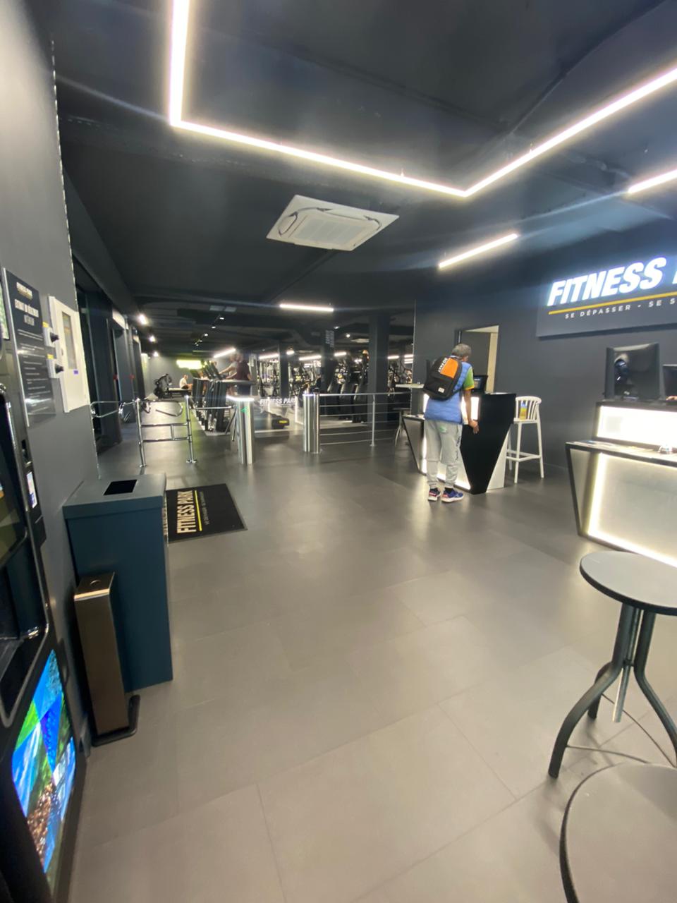 Accueil du club Fitness Park et accès aux espaces sportifs