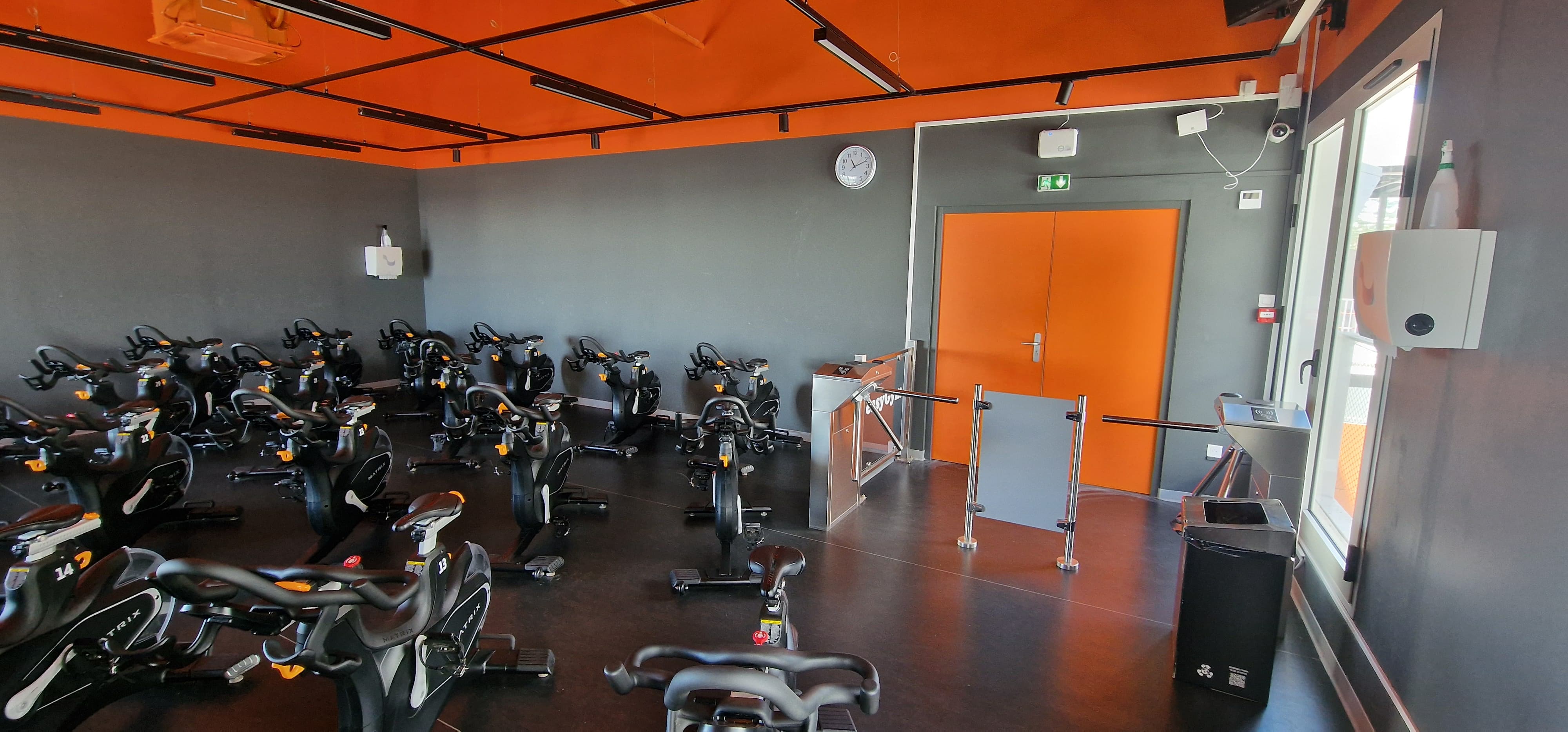 Salle de vélos de cycling avec équipement de diffusion au-dessus de la porte