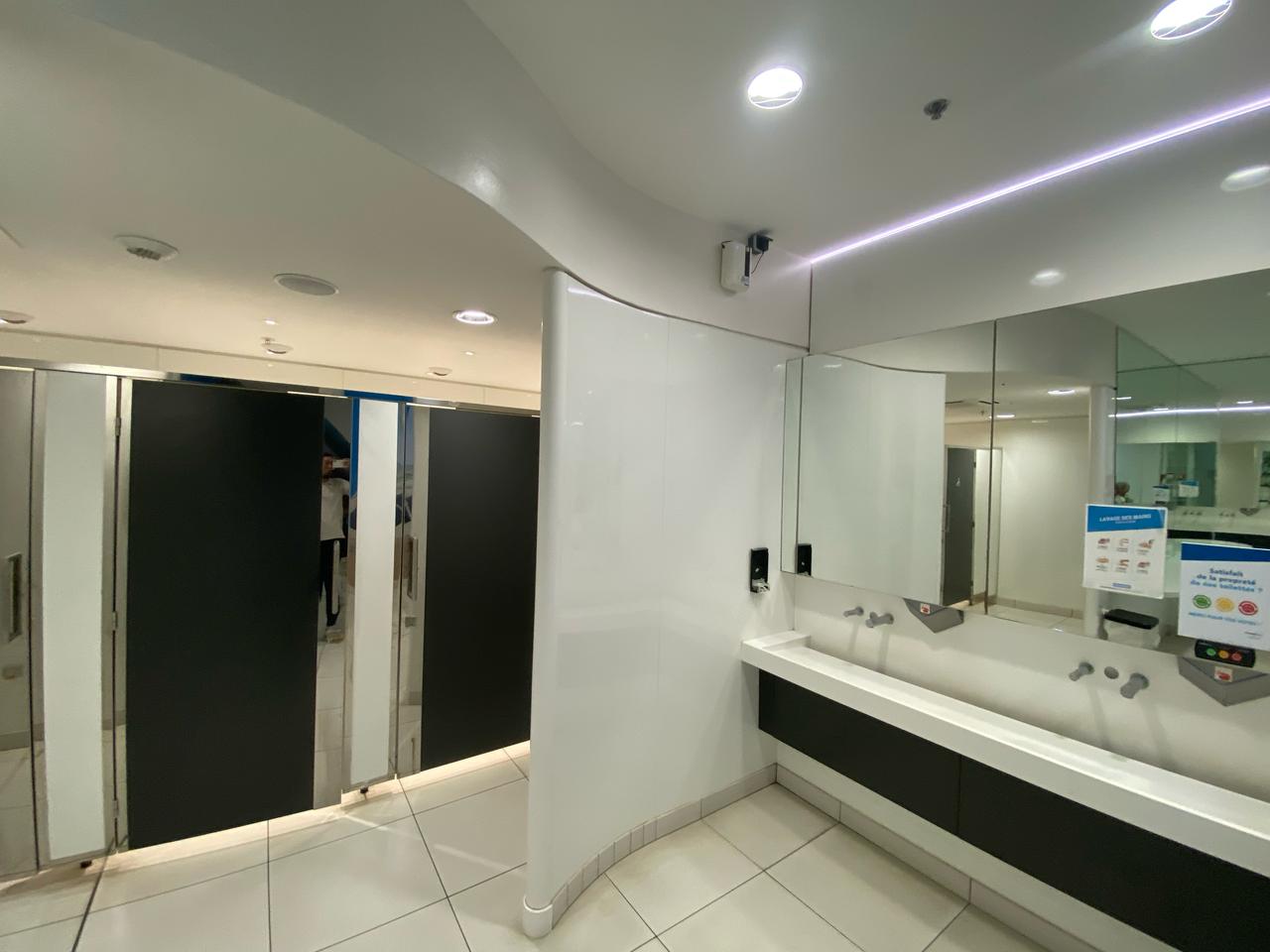 Sanitaires collectifs avec miroirs et diffuseur mural en hauteur