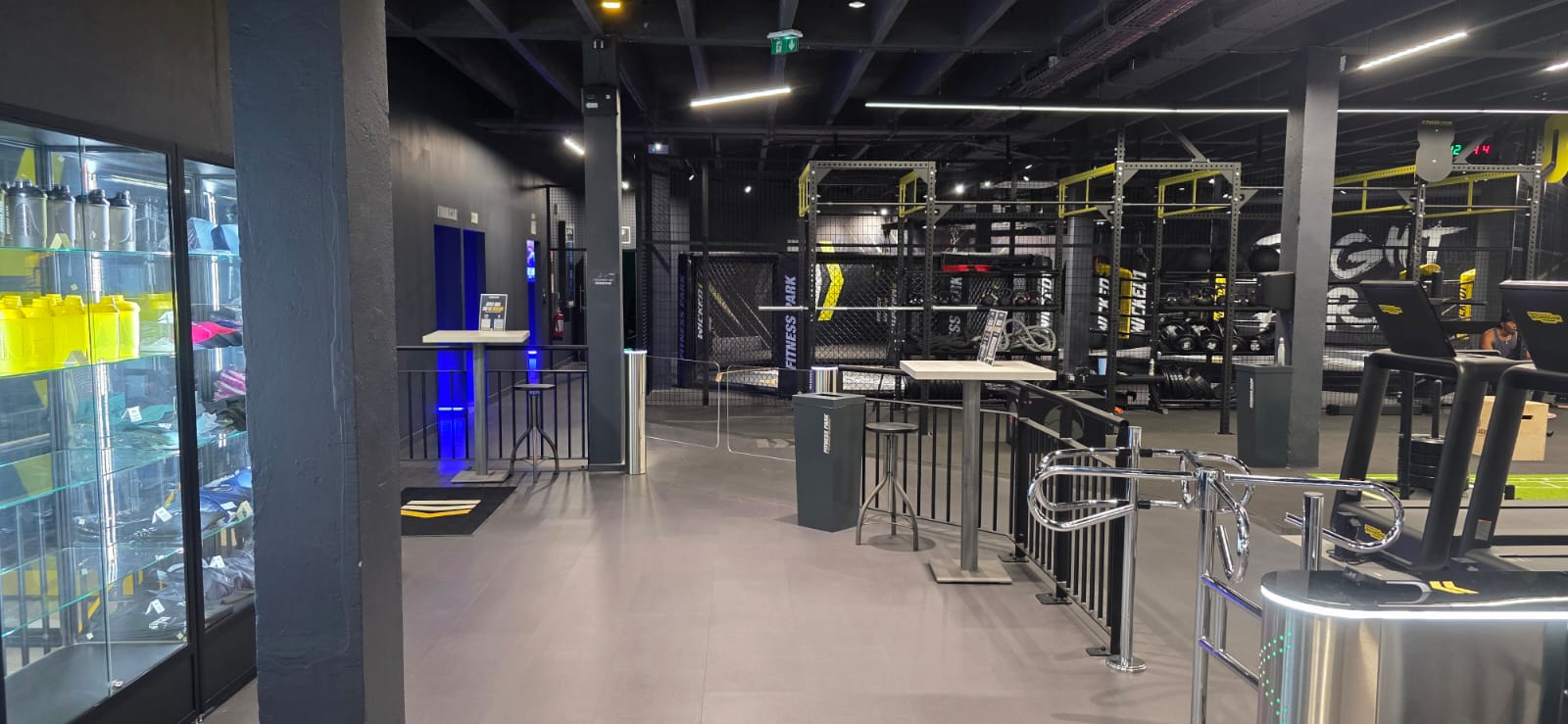 Vue de l’entrée et des espaces d’entraînement du club Fitness Park