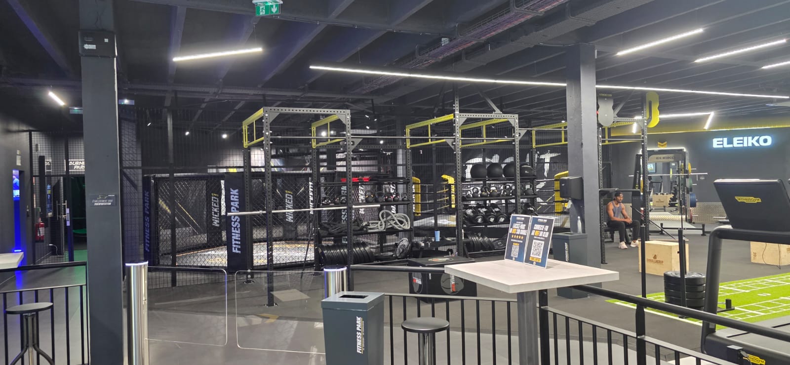 Zone d’entraînement Fitness Park avec équipement de diffusion sur un pilier
