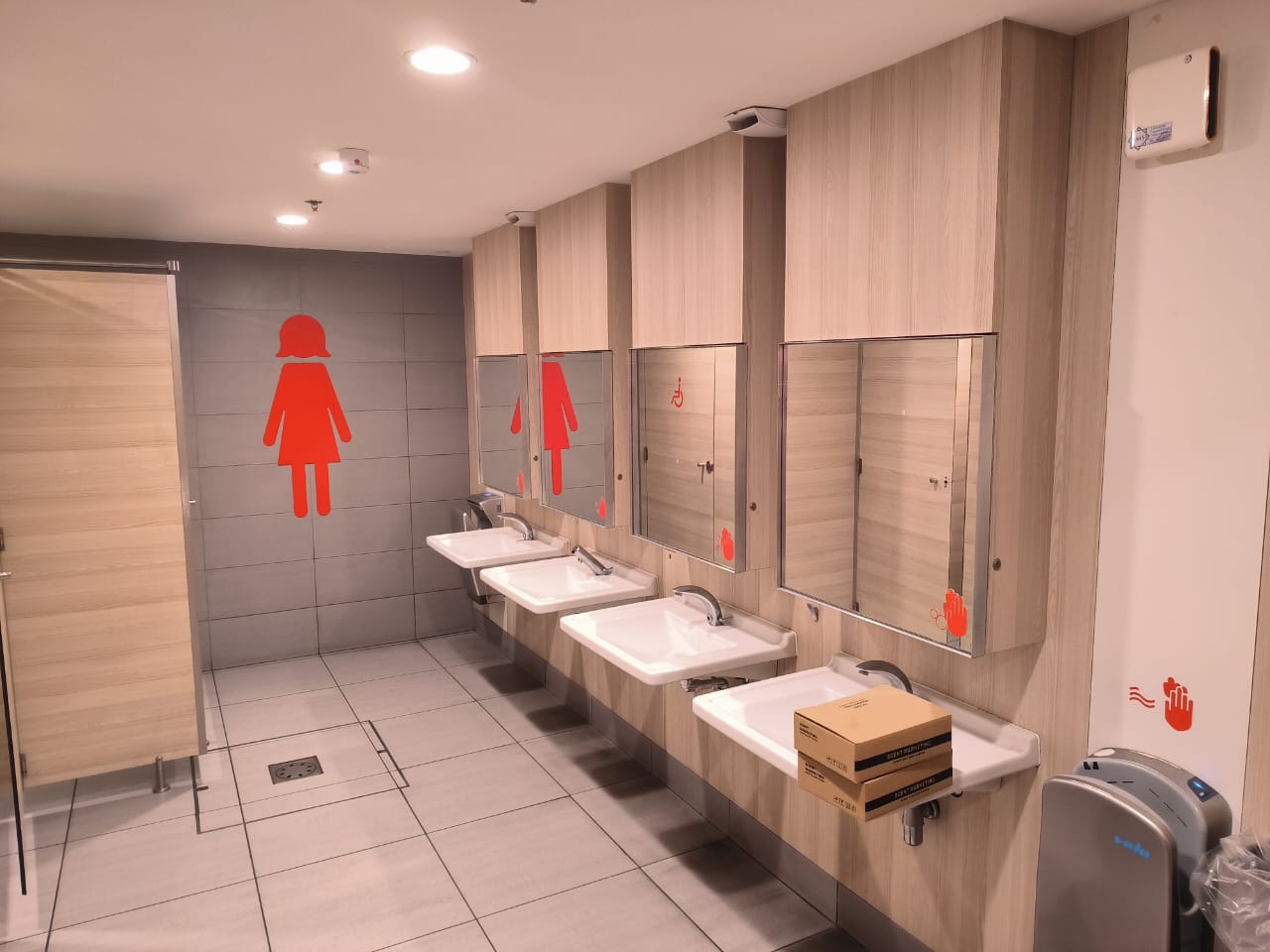 Installation murale dans les sanitaires de Cap Sacré Cœur