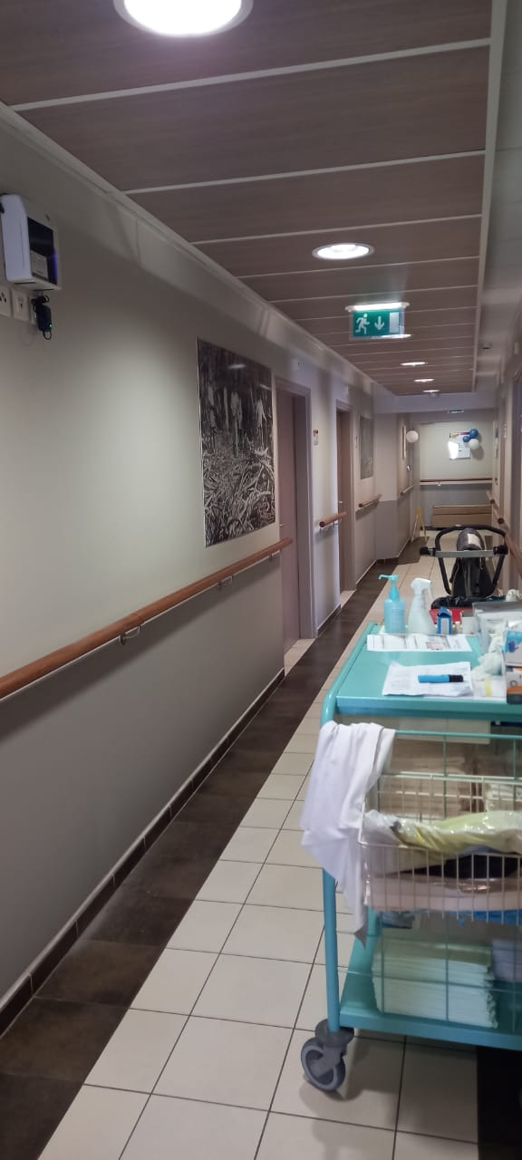 Équipement mural dans un couloir de l’EHPAD