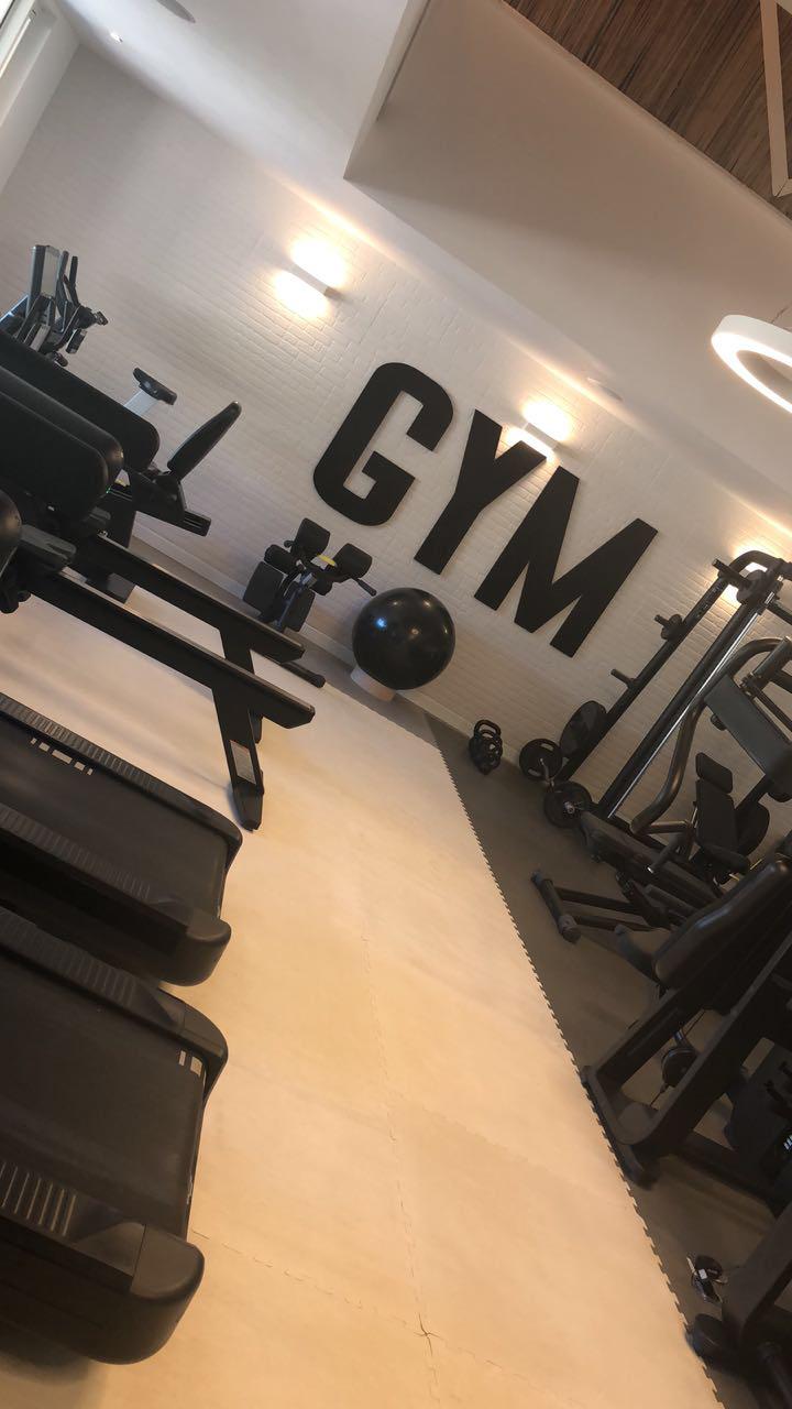 Vue d’ensemble d’une salle de sport équipée