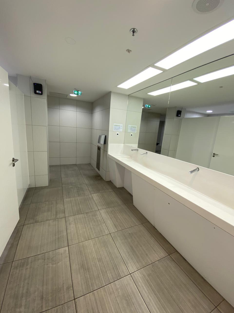 Installation murale dans des sanitaires collectifs avec une rangée de lavabos