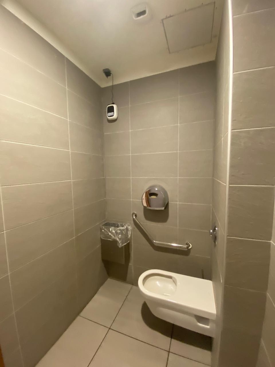 Diffuseur installé en hauteur dans une cabine sanitaire
