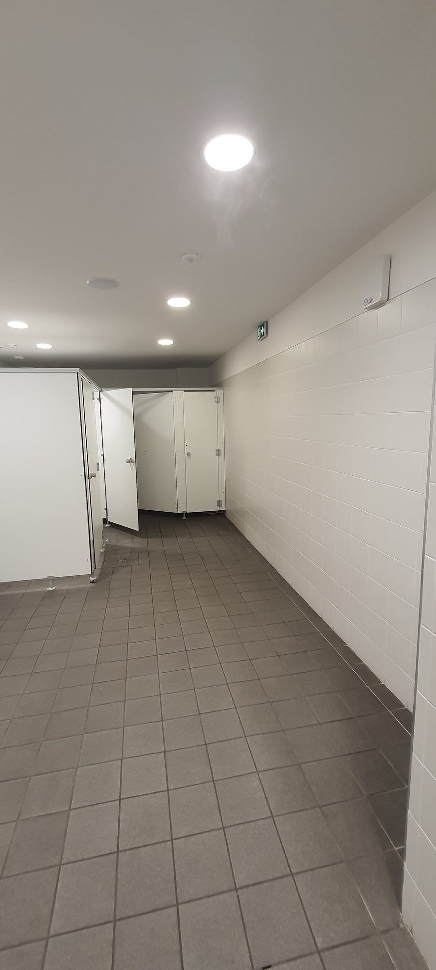 Équipement mural dans les sanitaires