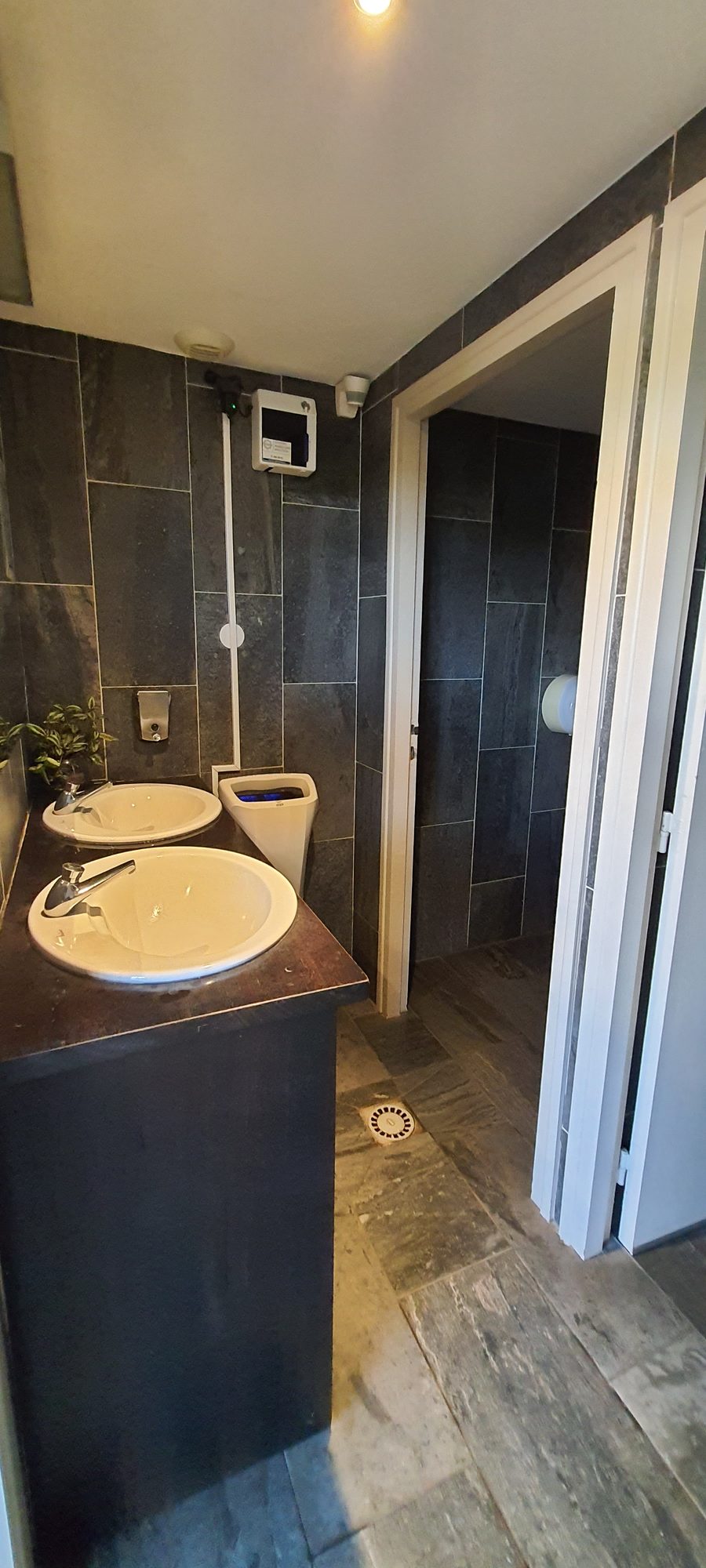 Diffuseur installé près des lavabos dans les sanitaires de l’hôtel