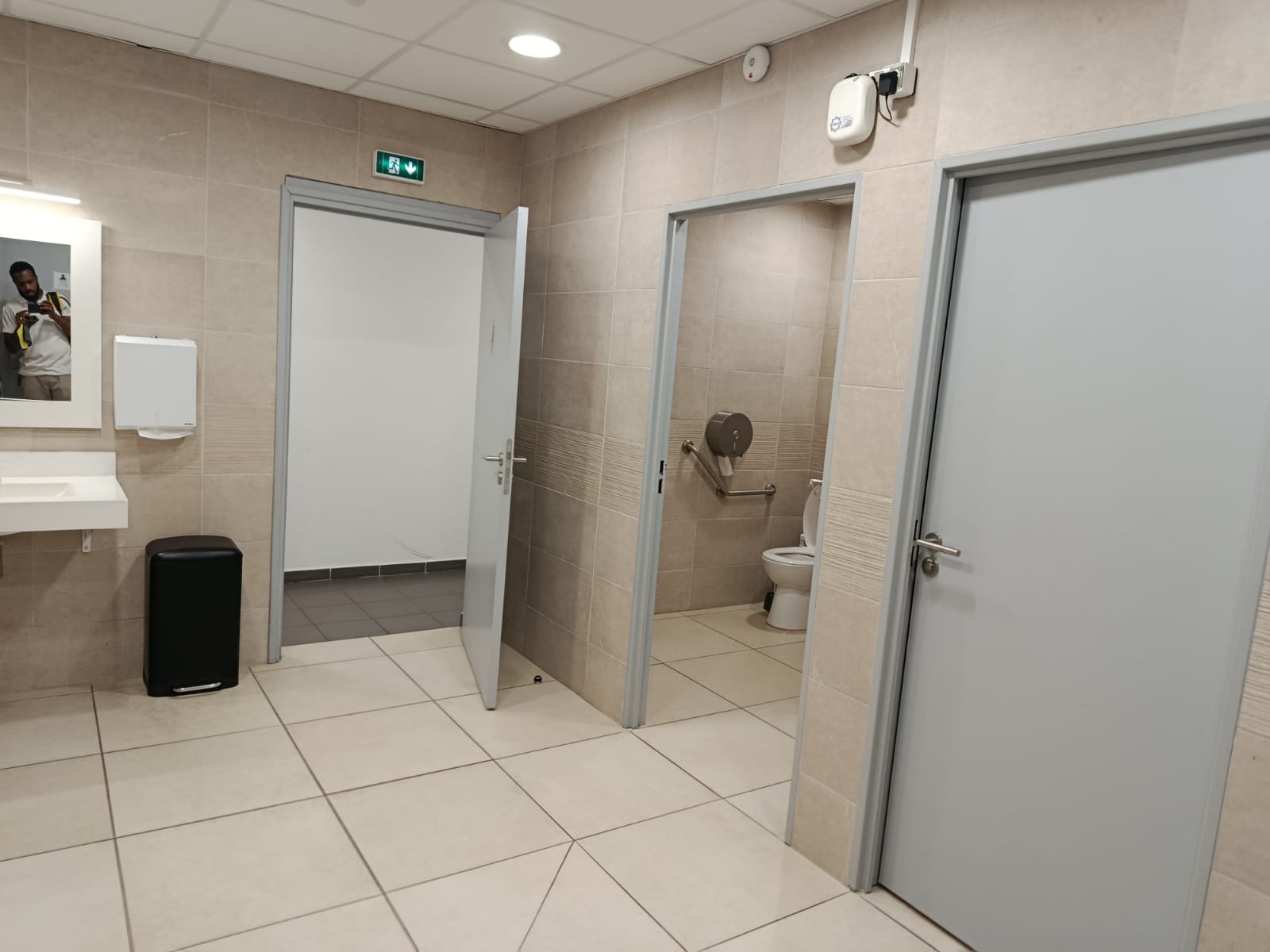 Installation murale au-dessus des portes dans un espace sanitaire partagé